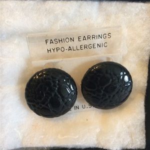 CROC EMBOSSED VINTAGE CLIP-ON BLACK PATENT EARRINGS!! BEAUTIFUL!!